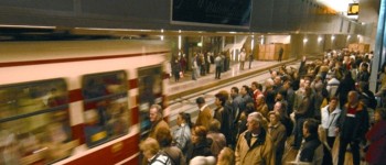 Tramtunnel met mensen