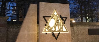 joods monument by night.JPG