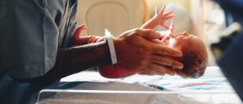 Pasgeboren baby wegen.jpg