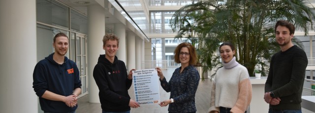 Overhandiging jongerenmanifest Judith Klokkenburg.jpg